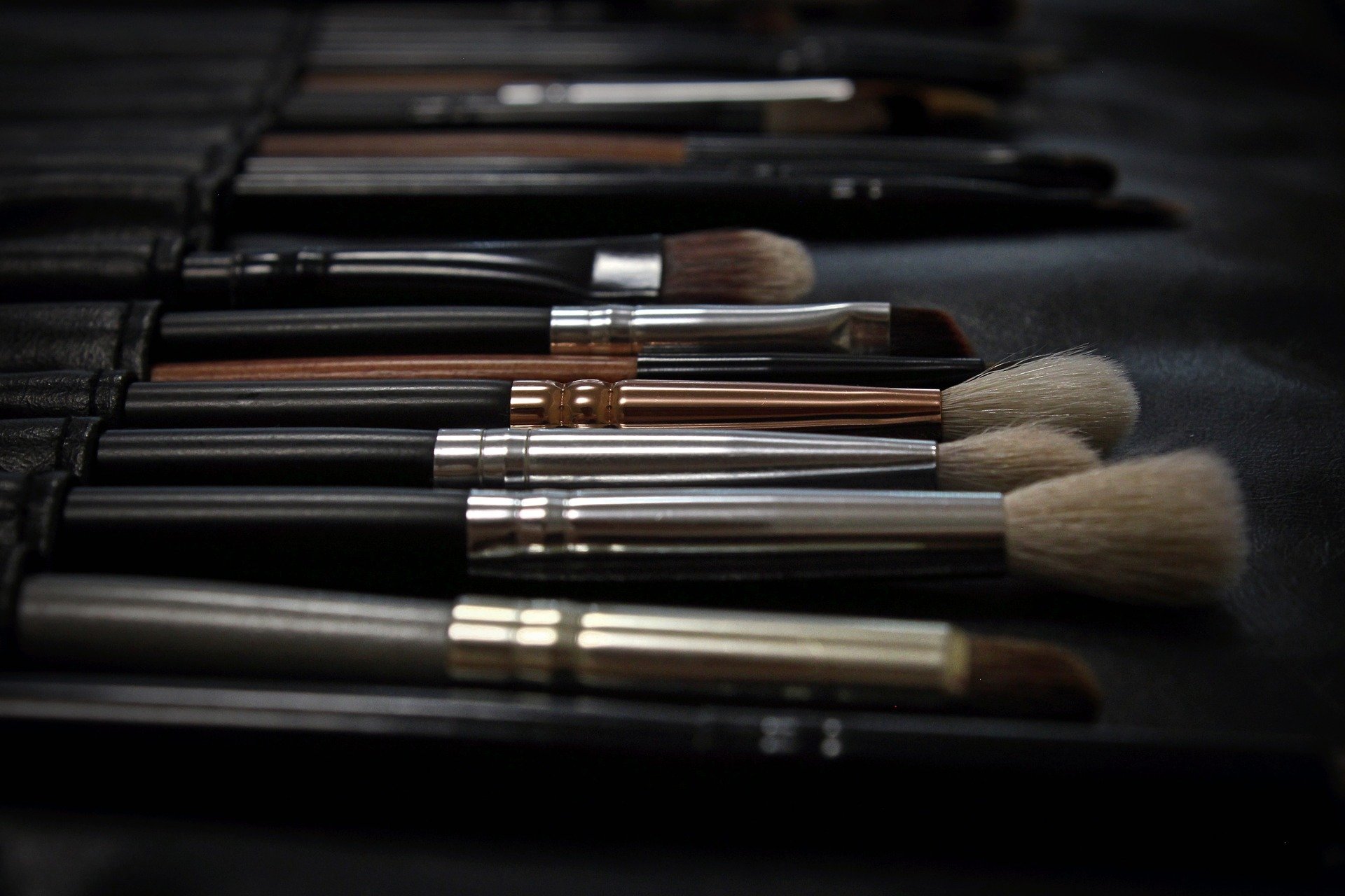 How Pro Makeup Artists Clean Their Makeup Brushes When Working